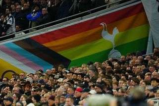 Duhový poprask. Při utkání Slavie se stěhovala vlajka, zástupce menšin se zlobí - Sport.cz